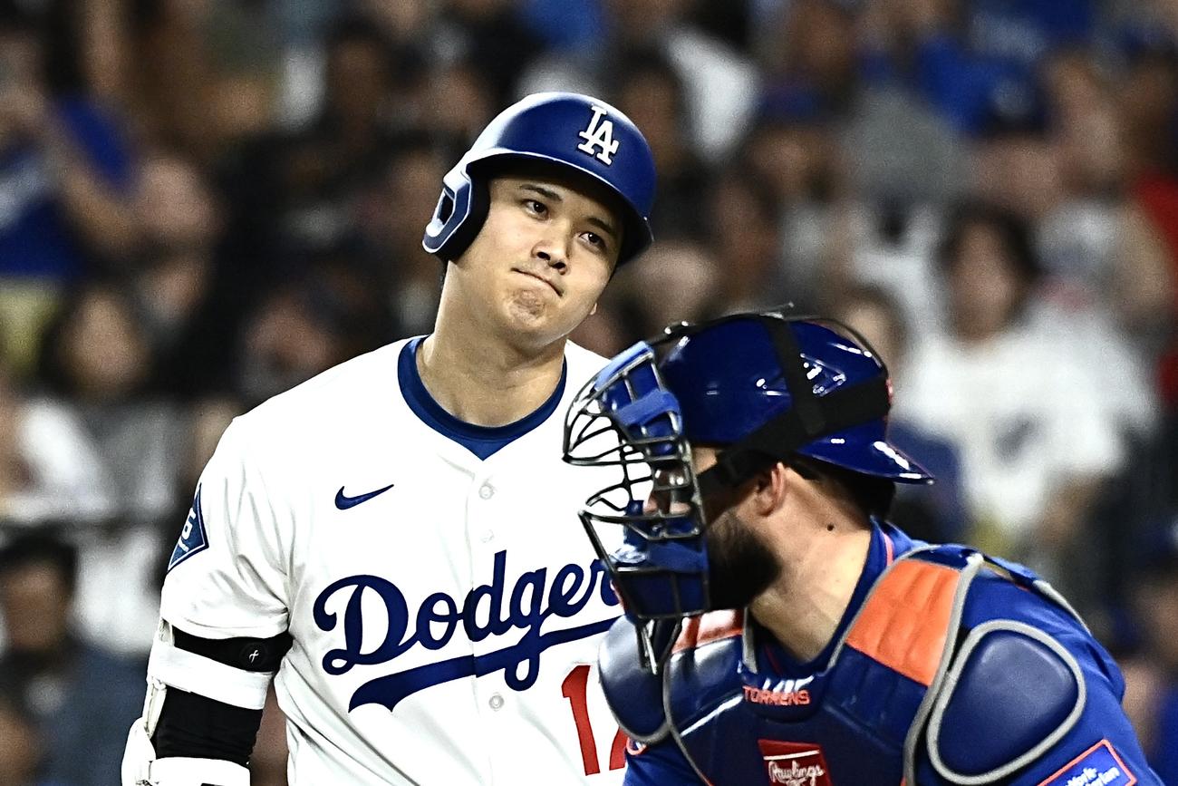 ドジャース対メッツ　5回裏ドジャース2死一塁、見逃し三振に倒れ、浮かない表情の大谷（撮影・滝沢徹郎）