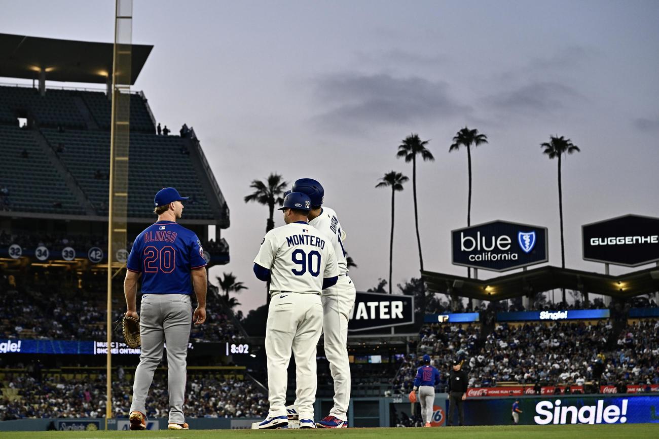 ドジャース対メッツ　4回裏ドジャース2死、右前打を放った大谷（右）は一塁コーチとヘッドバンプする（撮影・滝沢徹郎）