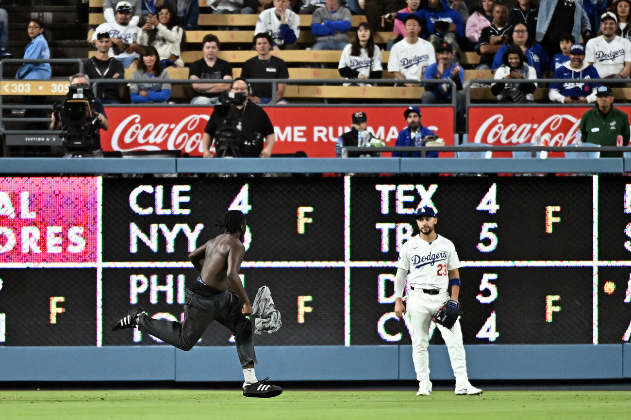 ドジャース対メッツ　8回表、グラウンドに乱入したファンを見つめるドジャース左翼手コンフォート（右）（撮影・滝沢徹郎）