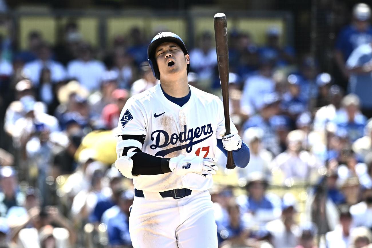 ドジャース対メッツ　8回裏ドジャース2死、見逃し三振に倒れ悔しがる大谷（撮影・滝沢徹郎）