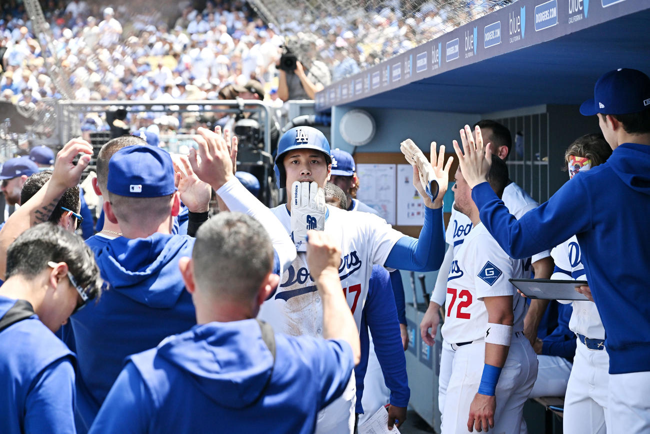 ドジャース対メッツ　3回裏ドジャース1死二、三塁、スミスの適時打で生還した大谷（中央）はチームメートとタッチをかわす（撮影・滝沢徹郎）