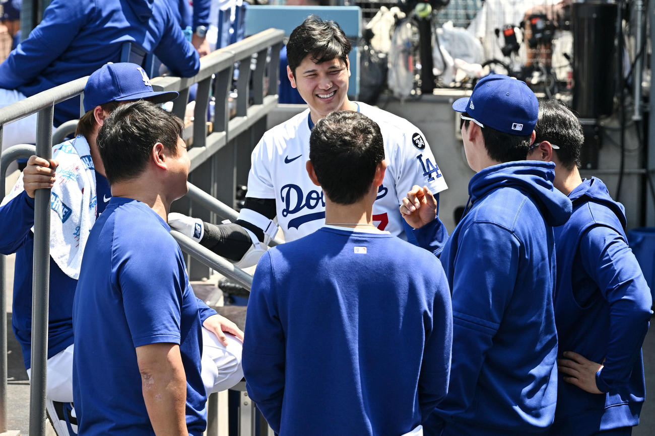 ドジャース対メッツ　ベンチでチームメートと談笑するドジャース大谷（後方）（撮影・滝沢徹郎）