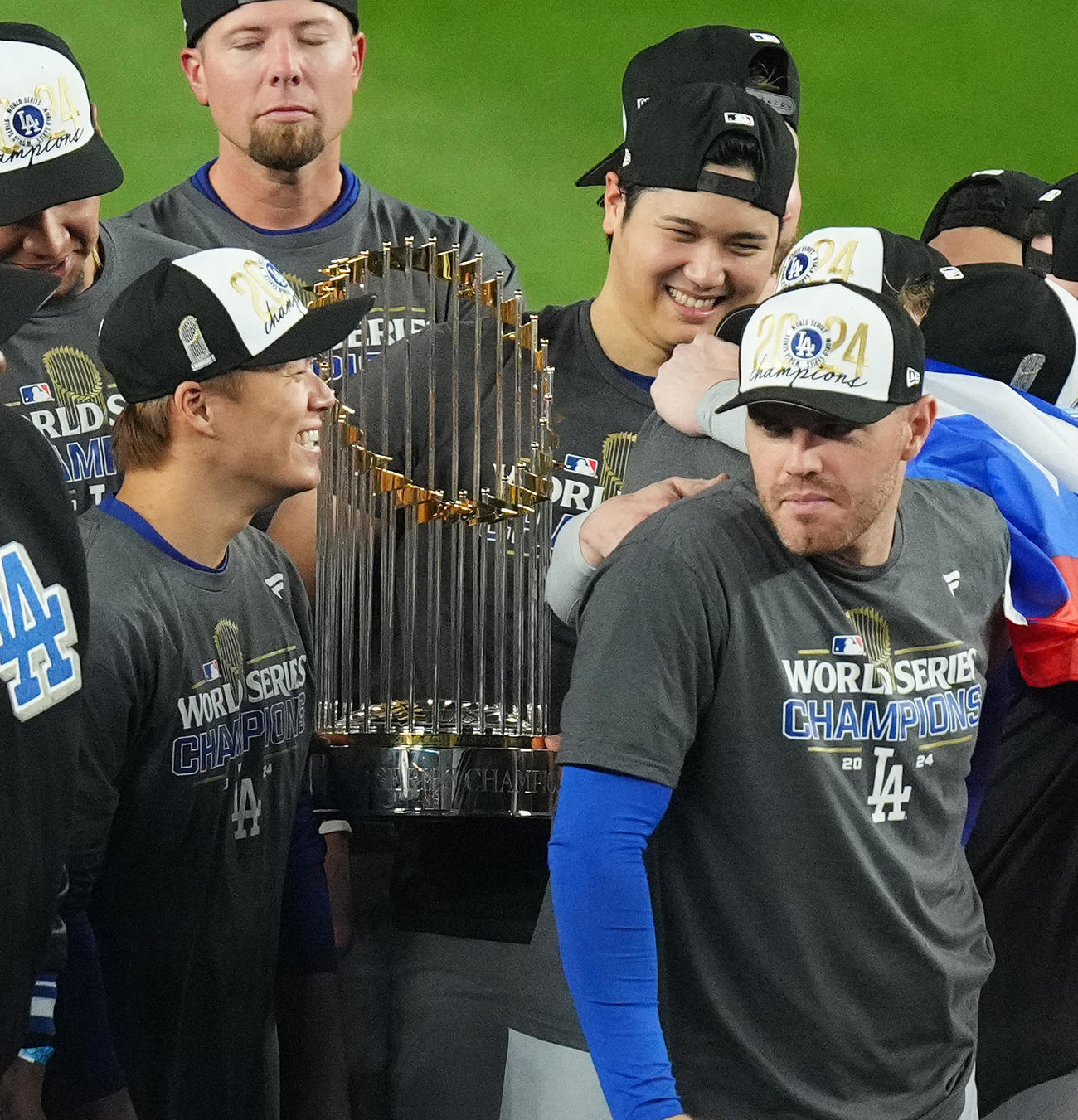 2024年10月、世界一を決め、トロフィーを掲げるドジャース大谷と山本（左）