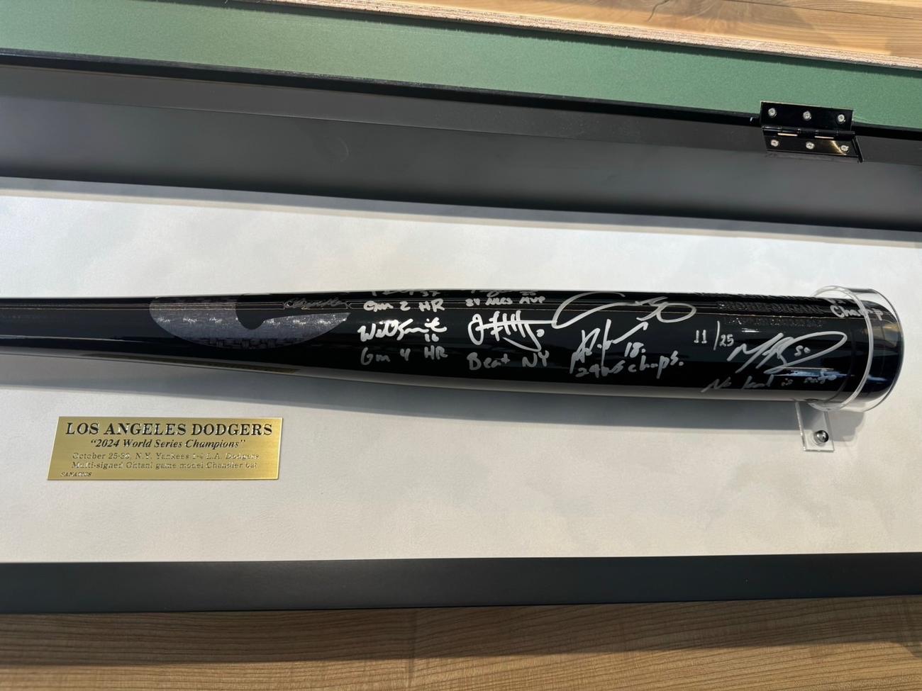 大谷翔平ら昨季ワールドシリーズ優勝メンバーのサインが入ったバット