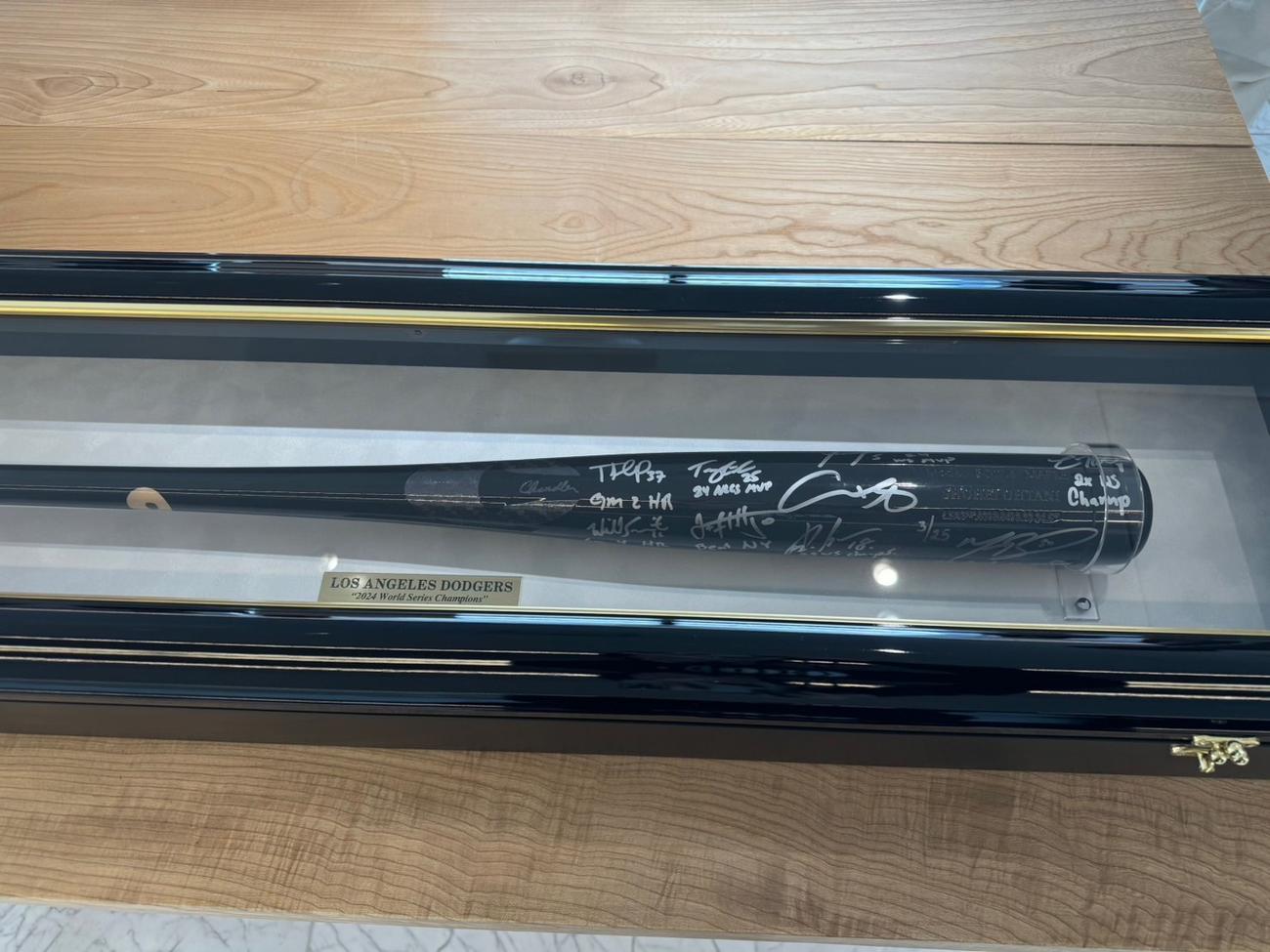 大谷翔平ら昨季ワールドシリーズ優勝メンバーのサインが入ったバット