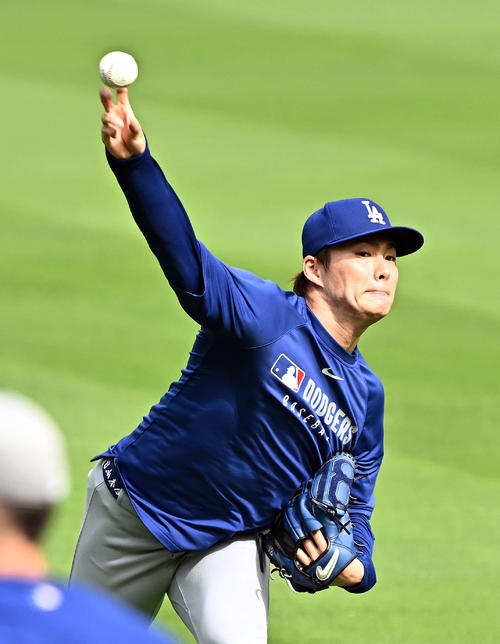 カージナルス対ドジャース　試合前練習で調整するドジャース山本（撮影・滝沢徹郎）