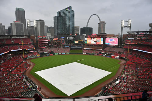 カージナルス対ドジャース　雨でシートが覆われたブッシュスタジアム（撮影・滝沢徹郎）