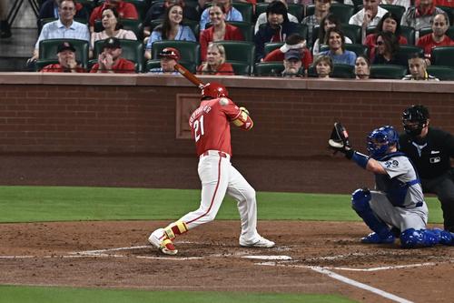 カージナルス対ドジャース　5回裏カージナルス1死二塁、頭部付近の四球のボールをよけるヌートバー（撮影・滝沢徹郎）