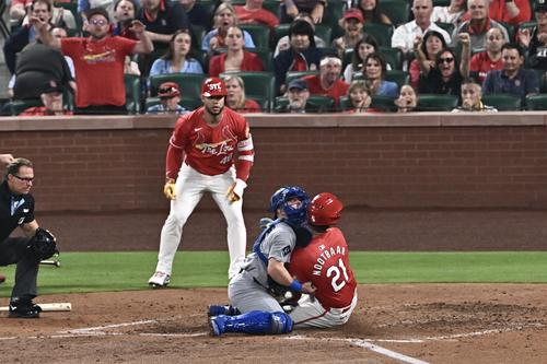 カージナルス対ドジャース　5回裏カージナルス2死二、三塁、ドノバンの2点適時打で生還するヌートバー（右）はラッシングと交錯する（撮影・滝沢徹郎）