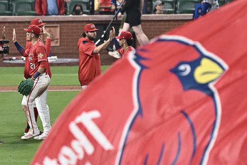 カージナルス対ドジャース　勝利を飾りチームメートとタッチをかわすカージナルス・ヌートバー（左）（撮影・滝沢徹郎）