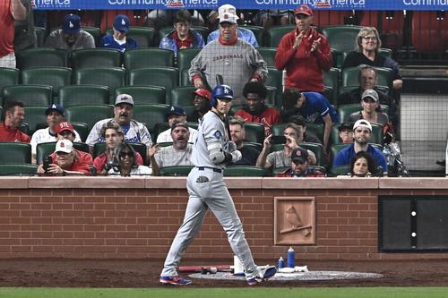 カージナルス対ドジャース　試合に敗れネクストバッターズボックスを後にするドジャース大谷（撮影・滝沢徹郎）