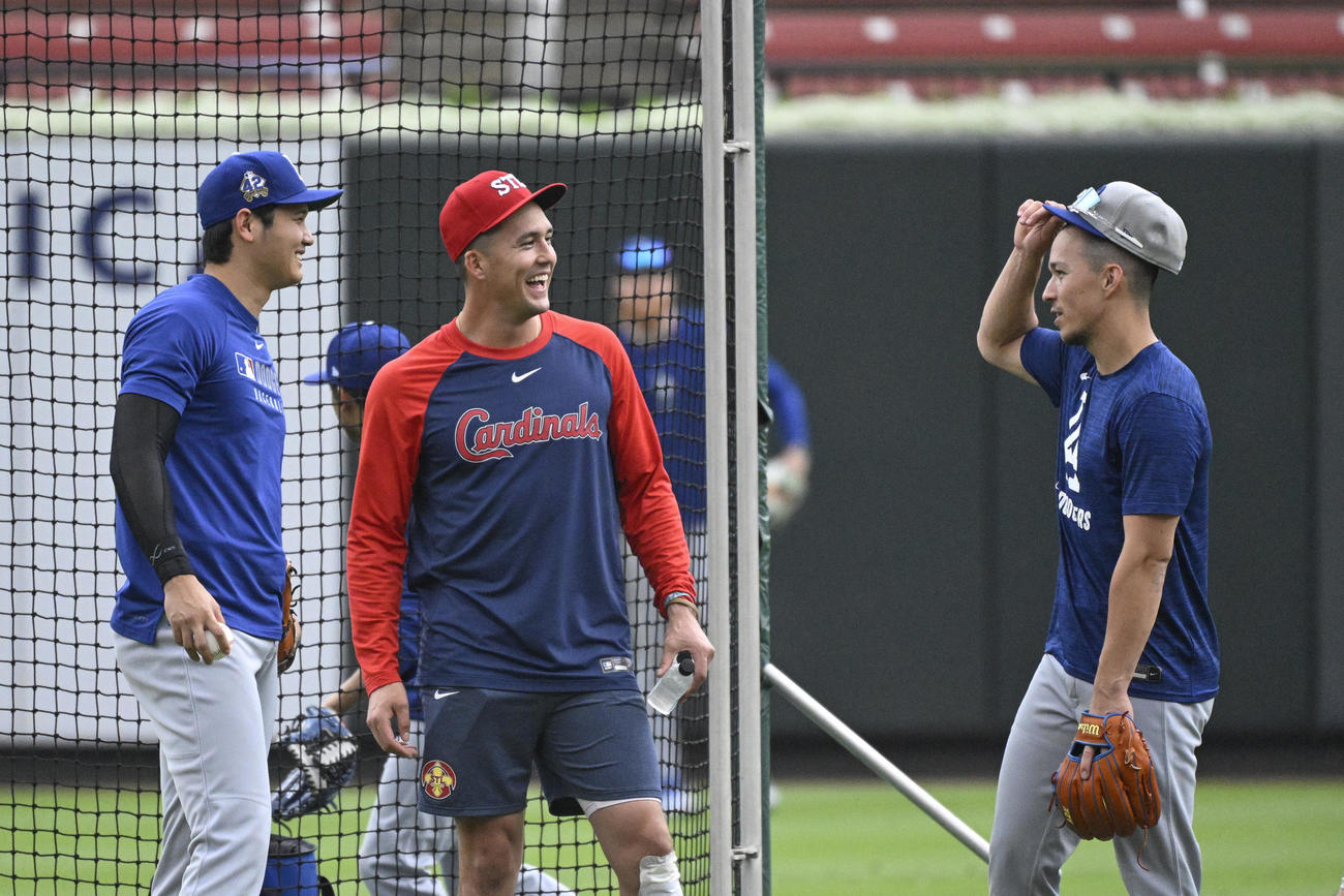 ヌートバー（中）と再会した大谷翔平、右はエドマン（AP）