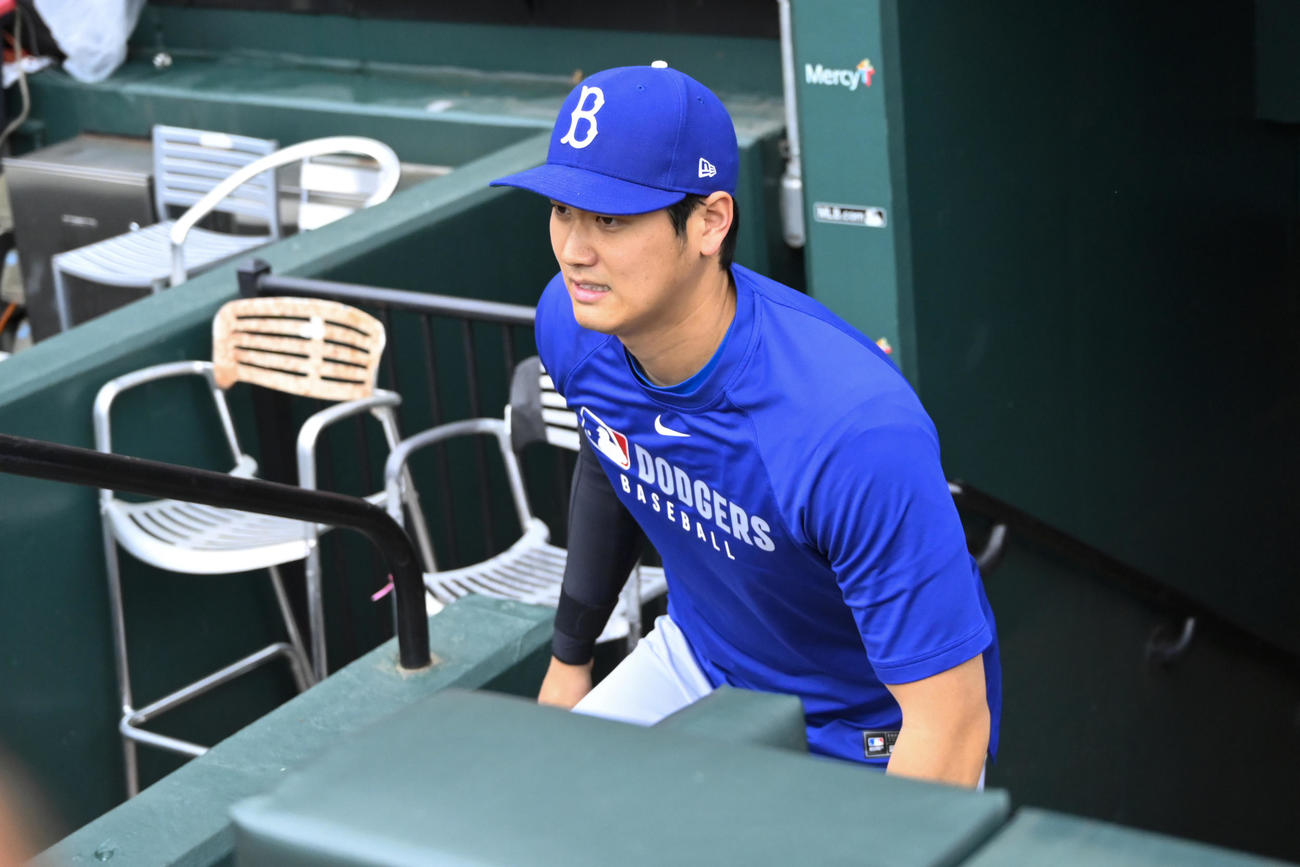 グラウンド入りする大谷翔平（AP）