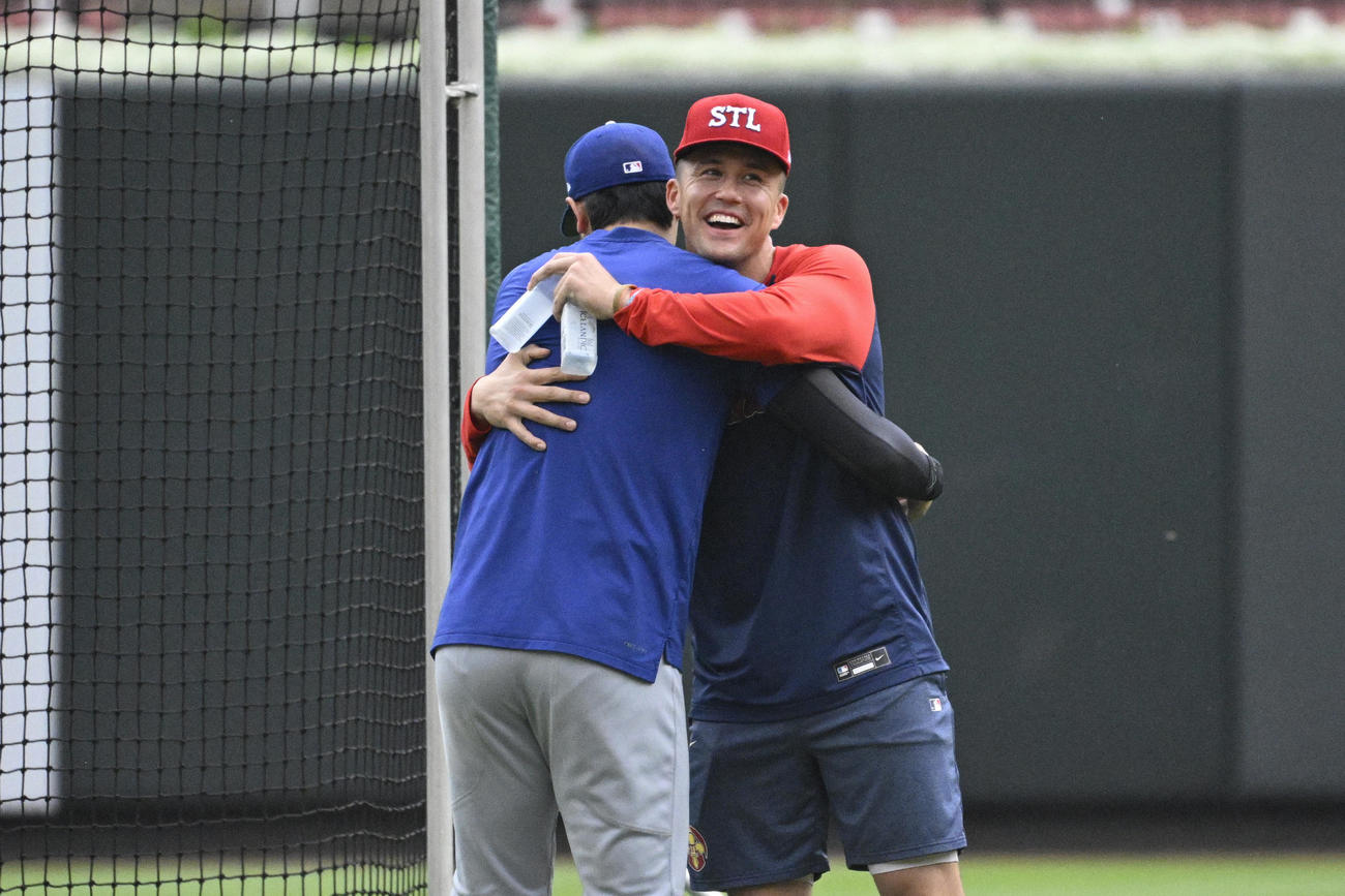 ヌートバーと再会しハグする大谷翔平（AP）