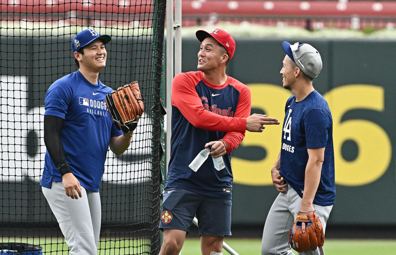 カージナルス対ドジャース　試合前練習でドジャース大谷（左）とエドマン（右）はカージナルス・ヌートバーと談笑する（撮影・滝沢徹郎）