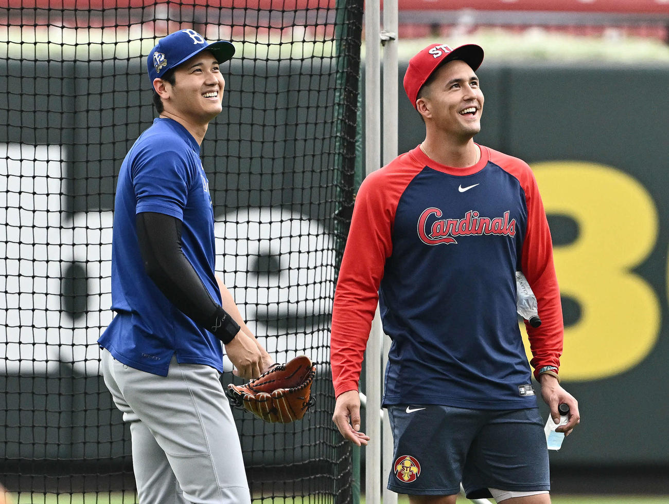 カージナルス対ドジャース　試合前練習で談笑するドジャース大谷（左）とカージナルス・ヌートバー（撮影・滝沢徹郎）