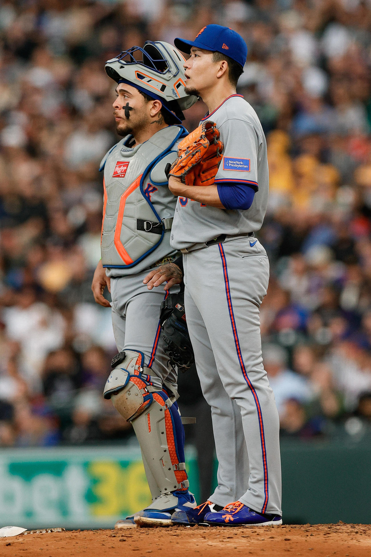 ロッキーズ戦に先発したメッツ千賀滉大（右）はマウンド付近で捕手アルバレスと並んで立つ（ロイター）