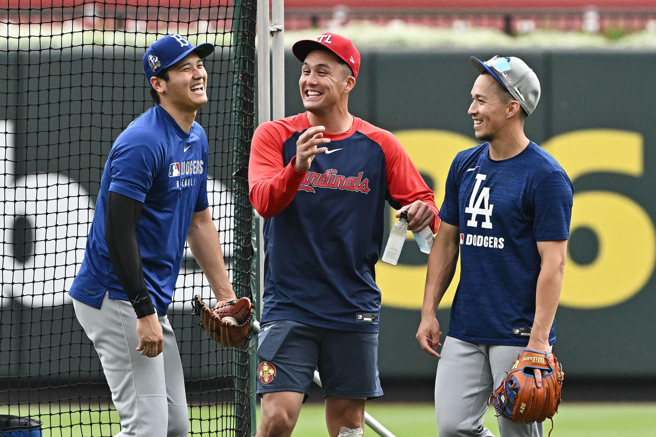 カージナルス対ドジャース　試合前練習でドジャース大谷（左）とエドマン（右）はカージナルス・ヌートバーと談笑する（撮影・滝沢徹郎）