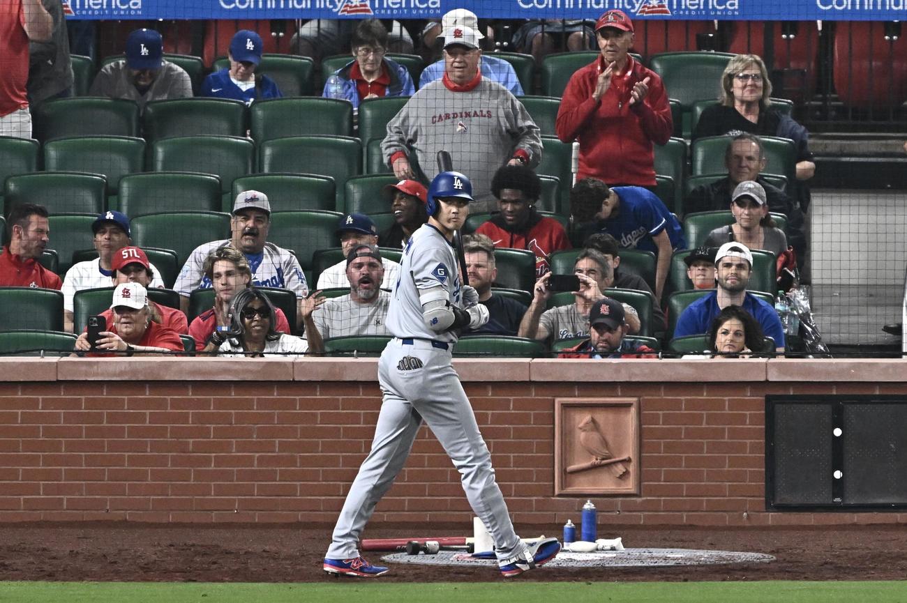 カージナルス対ドジャース　試合に敗れネクストバッターズボックスを後にするドジャース大谷（撮影・滝沢徹郎）