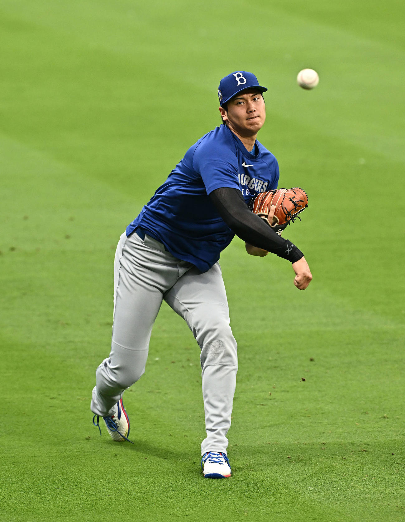 カージナルス対ドジャース　試合前練習で調整するドジャース大谷（撮影・滝沢徹郎）