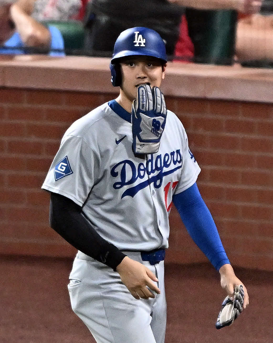 カージナルス対ドジャース　3回表、残留し悔しげな表情で引き揚げるドジャース大谷（撮影・滝沢徹郎）