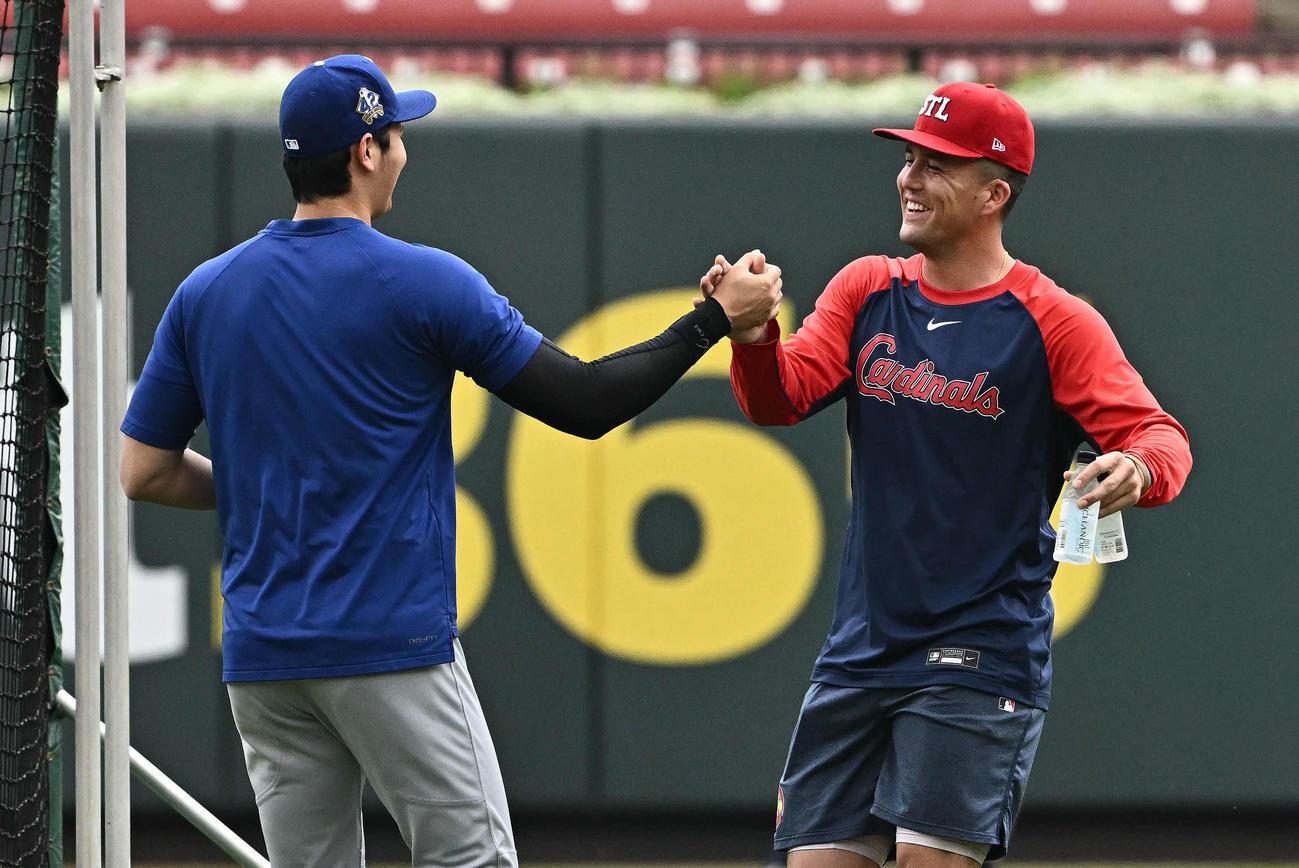 カージナルス対ドジャース　試合前練習でドジャース大谷（左）はカージナルス・ヌートバーと握手を交わす（撮影・滝沢徹郎）