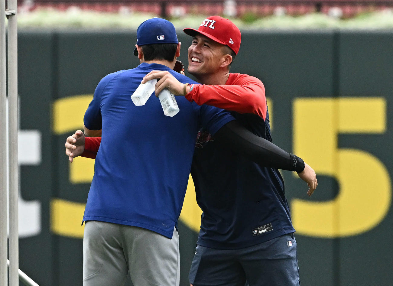 カージナルス対ドジャース　試合前練習でドジャース大谷（左）はカージナルス・ヌートバーをハグする（撮影・滝沢徹郎）