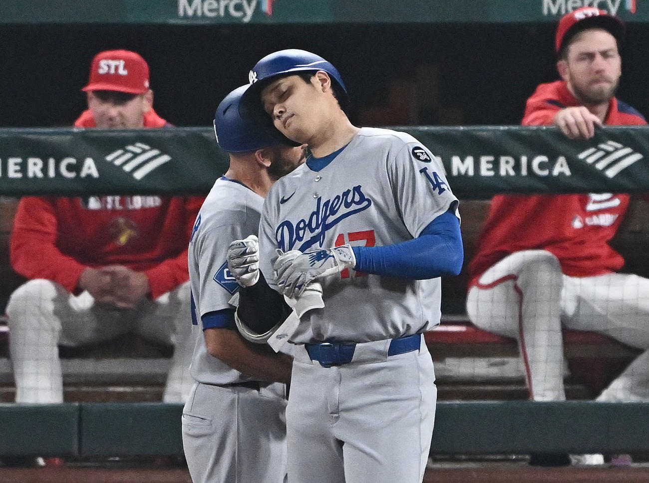 カージナルス対ドジャース　3回表ドジャース無死、右前打を放った大谷（右）は一塁コーチとヘッドバンプする（撮影・滝沢徹郎）