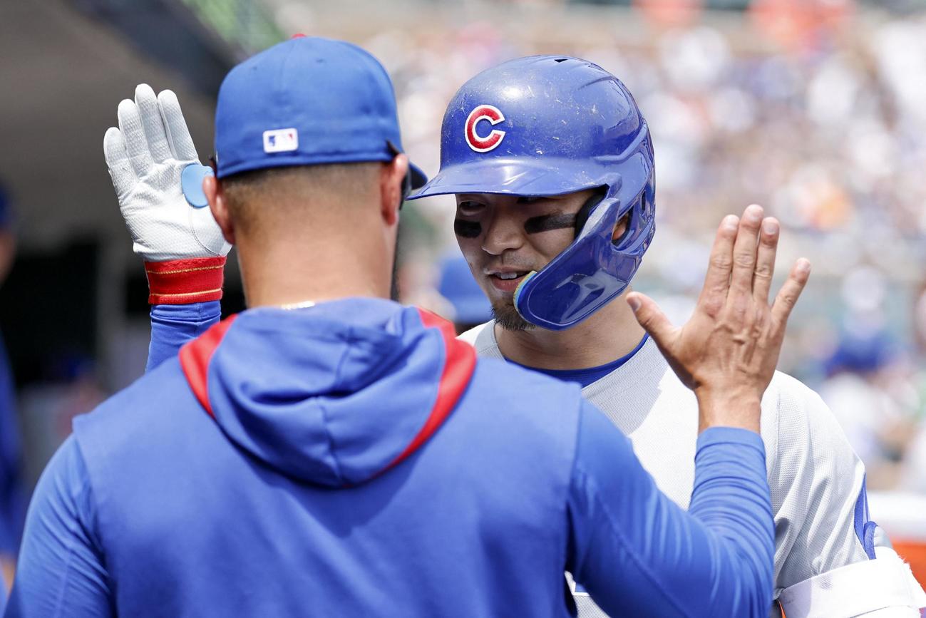 タイガース戦の8回、16号ソロを放ち祝福されるカブス・鈴木（イマジンイメージズ・ロイター＝共同）