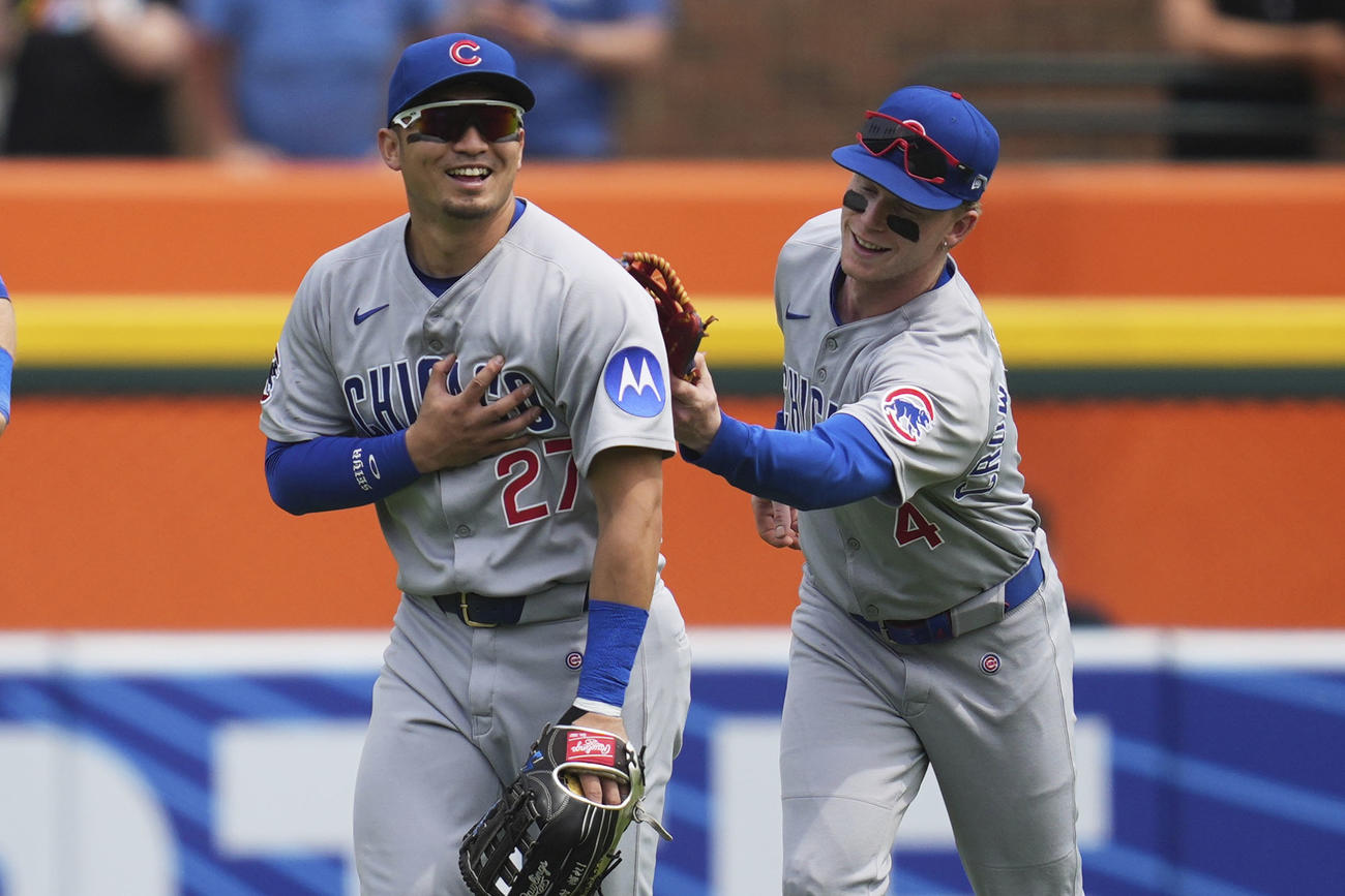 タイガースに勝利し、クローアームストロング（右）と喜ぶカブス・鈴木（AP＝共同）