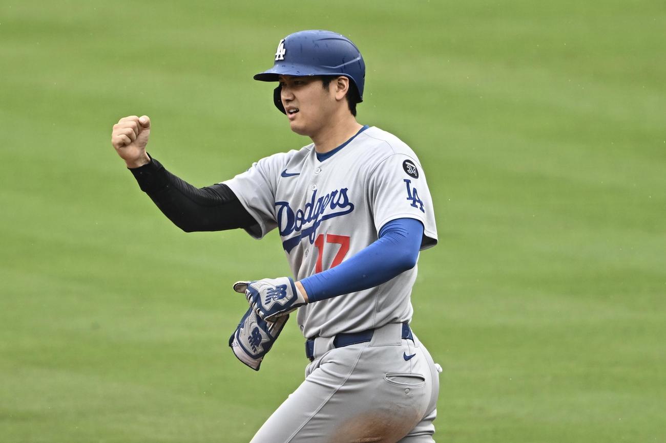 カージナルス対ドジャース　3回表、三塁進塁しガッツポーズするドジャース大谷（撮影・滝沢徹郎）
