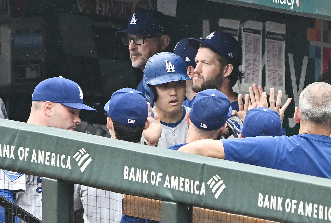 カージナルス対ドジャース　9回表ドジャース1死一、三塁、暴投から生還した大谷はチームメートとタッチをかわす（撮影・滝沢徹郎）