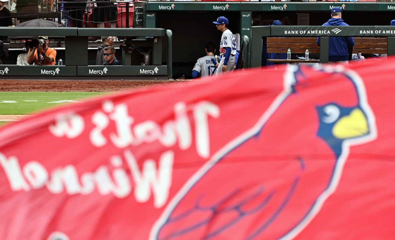 カージナルス対ドジャース　サヨナラ負けしダグアウトに引き揚げるドジャース大谷（後方中央）（撮影・滝沢徹郎）