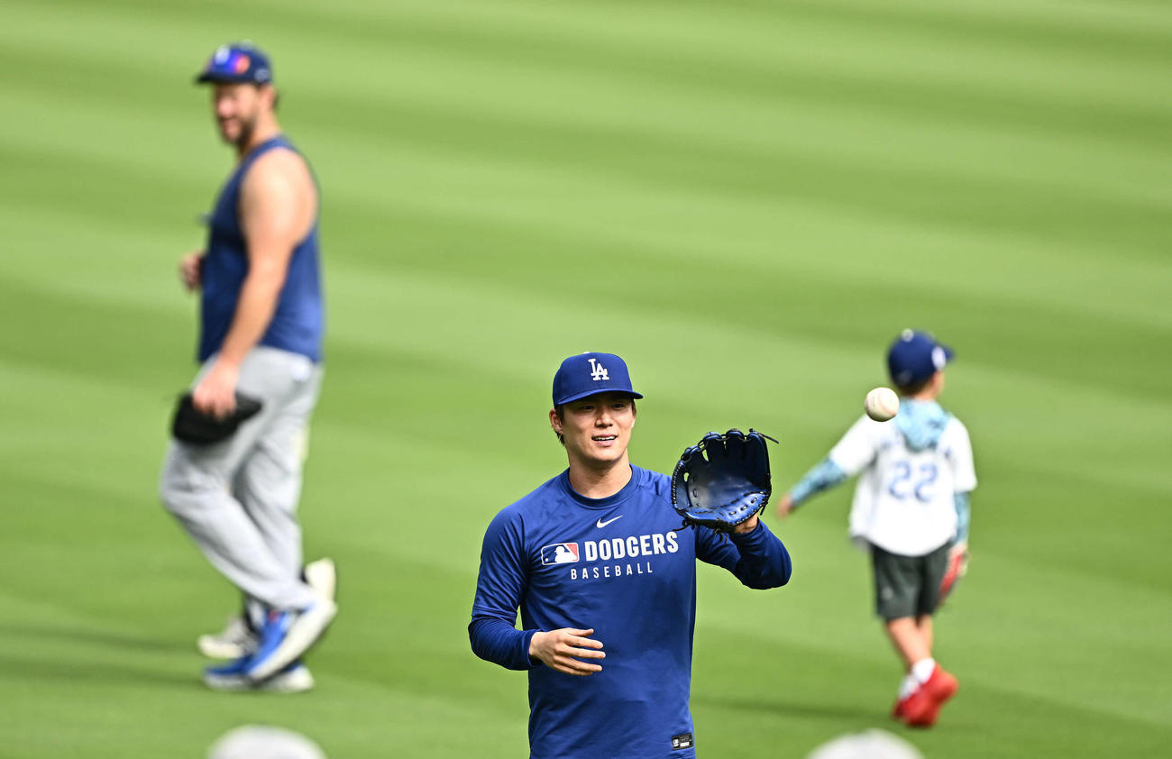 カージナルス対ドジャース　試合前練習で調整するドジャース山本。後方はカーショー（撮影・滝沢徹郎）