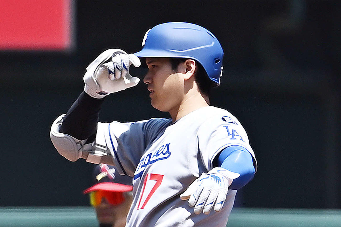カージナルス対ドジャース　1回表ドジャース無死、大谷は二塁打を放ちデコルテポーズを決める（撮影・滝沢徹郎）
