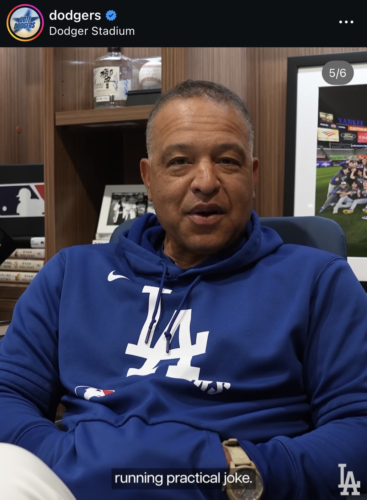 ロバーツ監督の棚に映るジャパニーズウイスキー「響」のボトル（ドジャース公式インスタグラムから）