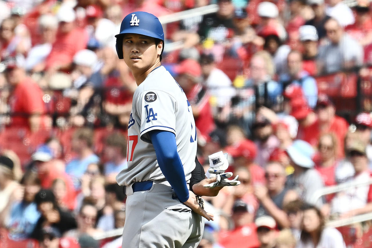 カージナルス対ドジャース　8回表ドジャース2死一、二塁、死球を受け出塁した大谷はバットボーイに手袋を受け取ってもうらうのを待つ（撮影・滝沢徹郎）