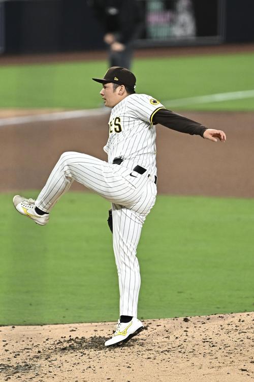 パドレス対ドジャース　5回表、パドレス2番手で登板する松井＝2025年6月9日