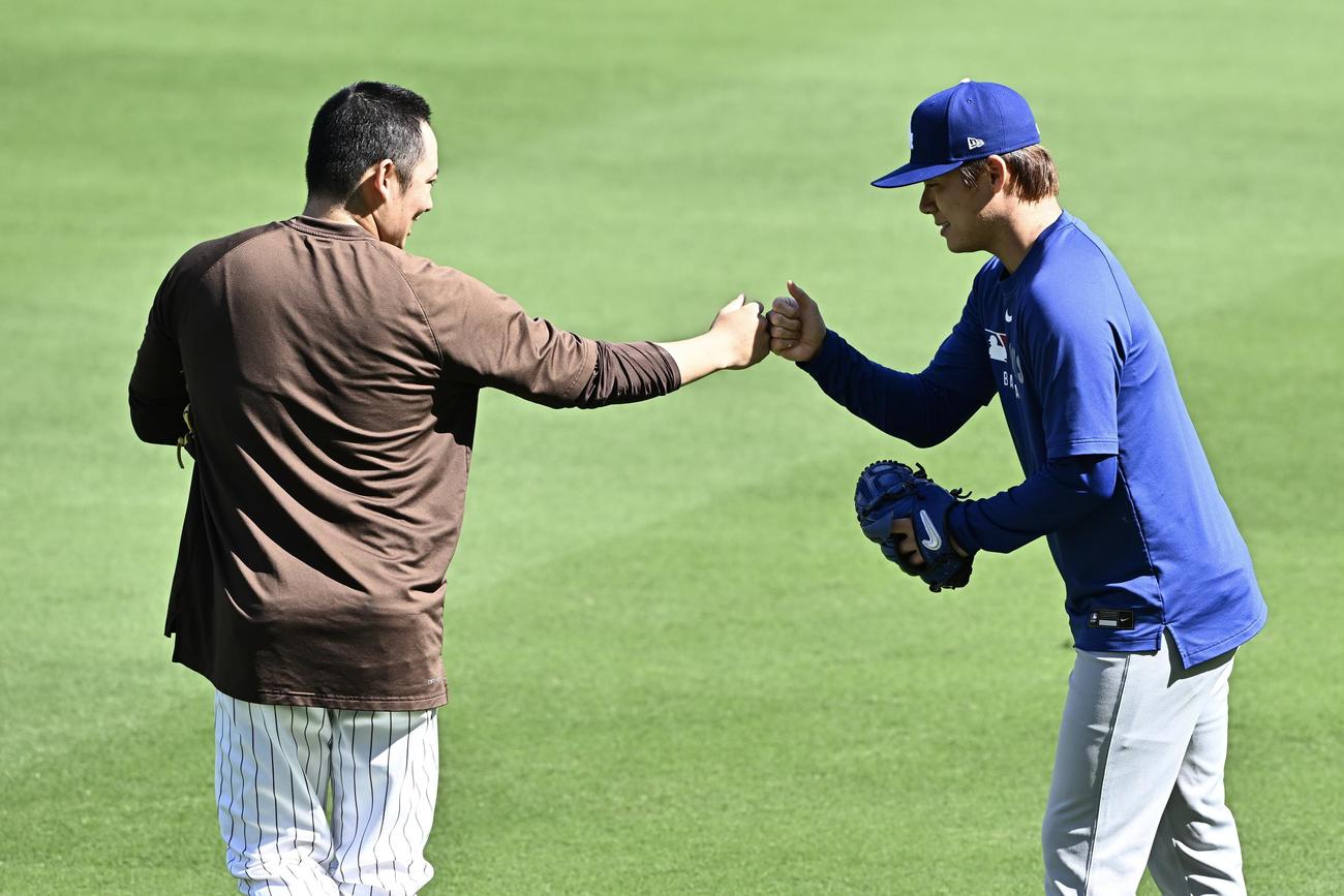 パドレス対ドジャース　試合前練習でタッチをかわすパドレス松井（左）とドジャース山本（撮影・滝沢徹郎）