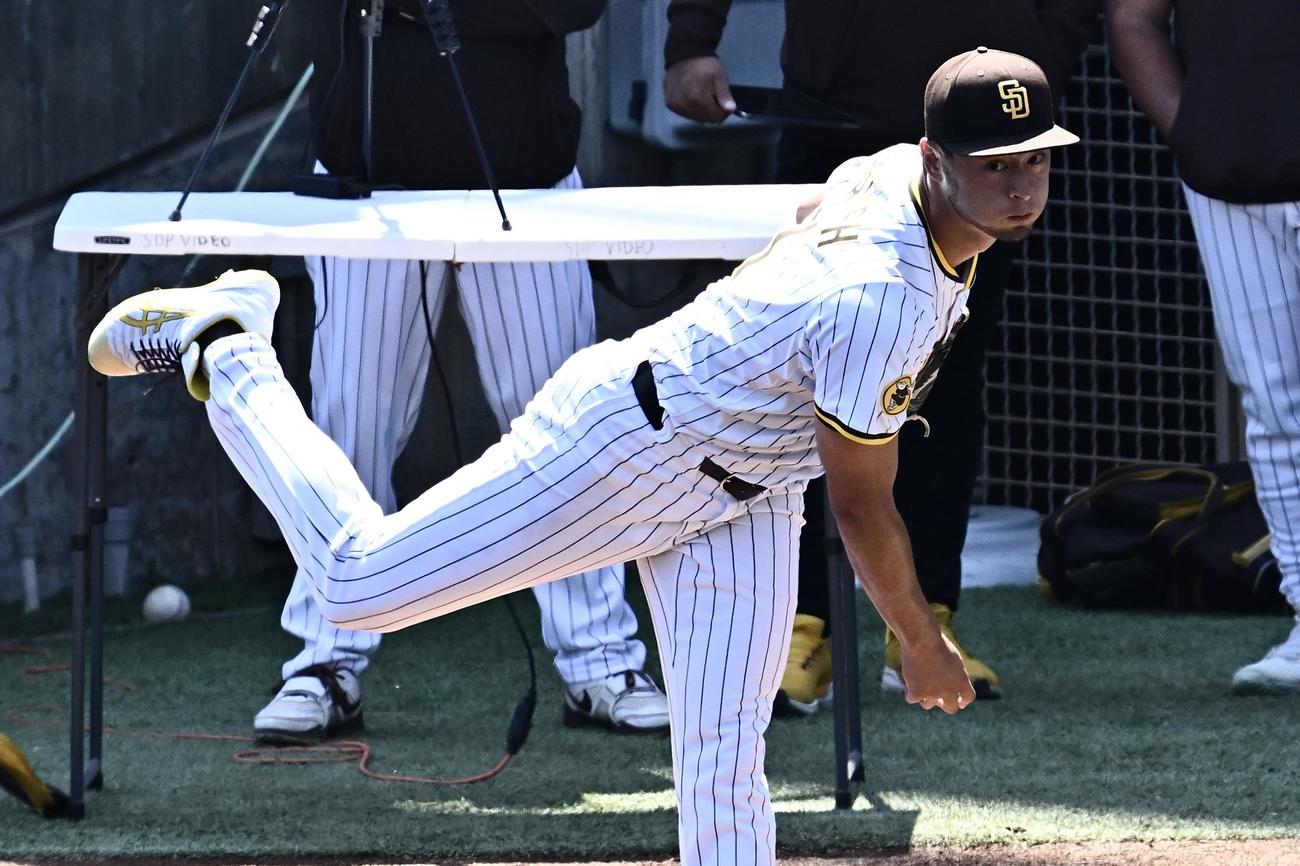 パドレス対ドジャース　試合前にブルペンで投球練習するパドレスのダルビッシュ（撮影・滝沢徹郎）