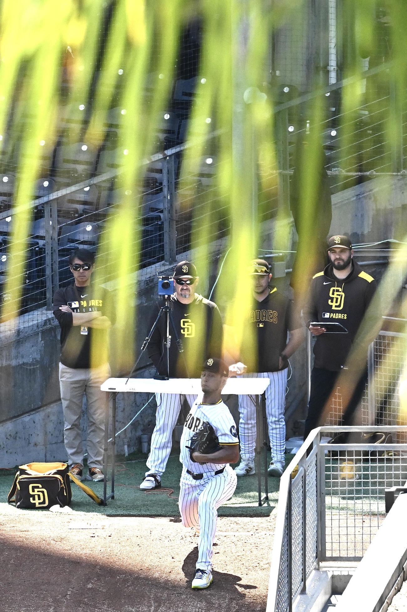 パドレス対ドジャース　試合前にブルペンで投球練習するパドレスのダルビッシュ（撮影・滝沢徹郎）