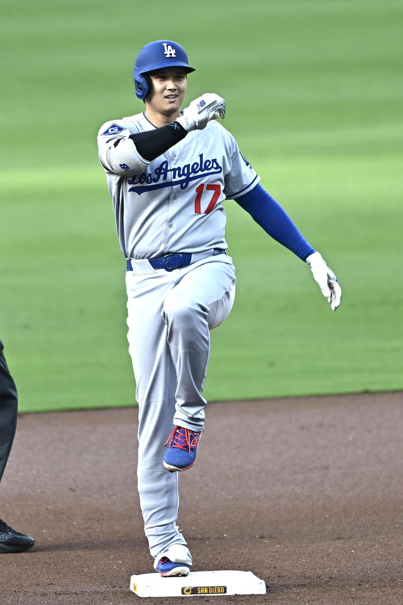 パドレス対ドジャース　1回表ドジャース無死、大谷は右翼に二塁打を放ちデコルテポーズを決める（撮影・滝沢徹郎）
