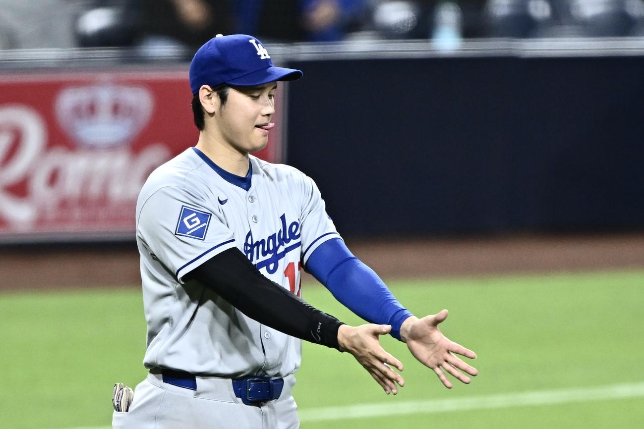 試合に勝利しナインを出迎えにグラウンドに出るドジャース大谷翔平（撮影・滝沢徹郎）