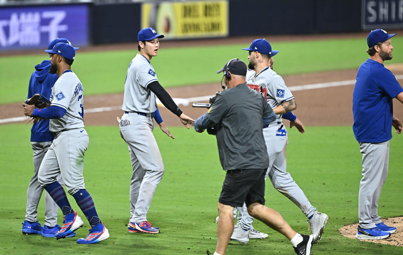 パドレス対ドジャース　勝利を飾りチームメートとタッチをかわすドジャース大谷（左から3人目）（撮影・滝沢徹郎）