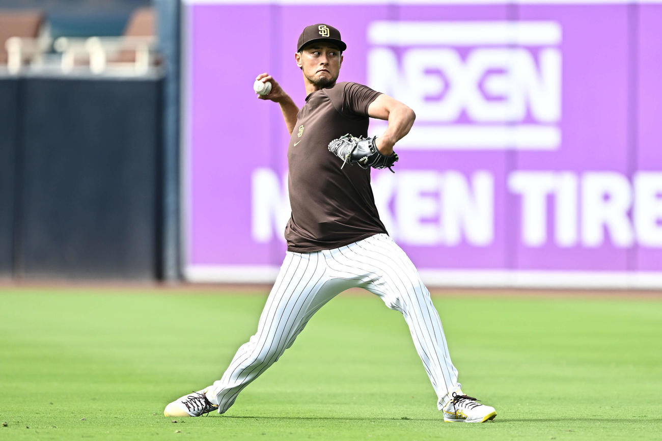 パドレス対ドジャース　試合前練習で調整するパドレスのダルビッシュ（撮影・滝沢徹郎）
