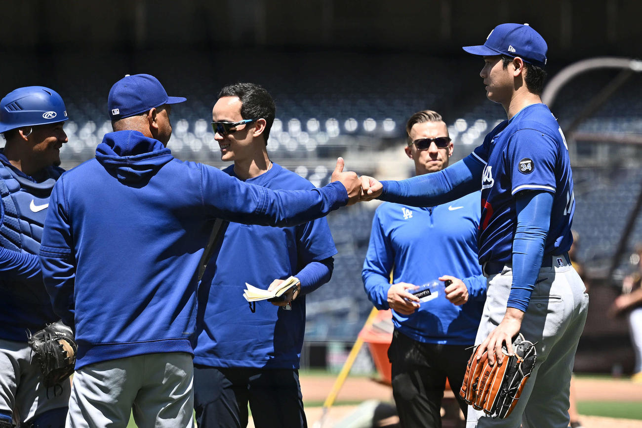 パドレス対ドジャース　試合前練習のライブBPを終えたドジャース大谷（右）はロバーツ監督とグータッチする（撮影・滝沢徹郎）