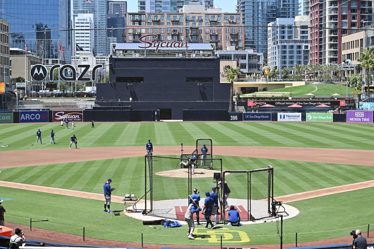 パドレス対ドジャース　試合前練習でライブBPをするドジャース大谷（撮影・滝沢徹郎）