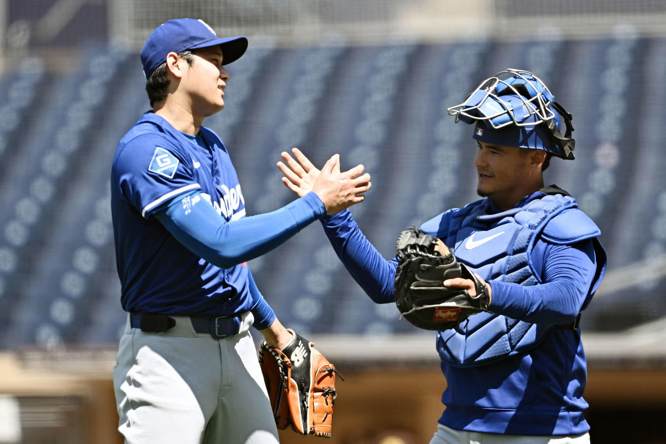 パドレス対ドジャース　試合前練習のライブBPを終えたドジャース大谷（左）は捕手とタッチをかわす（撮影・滝沢徹郎）