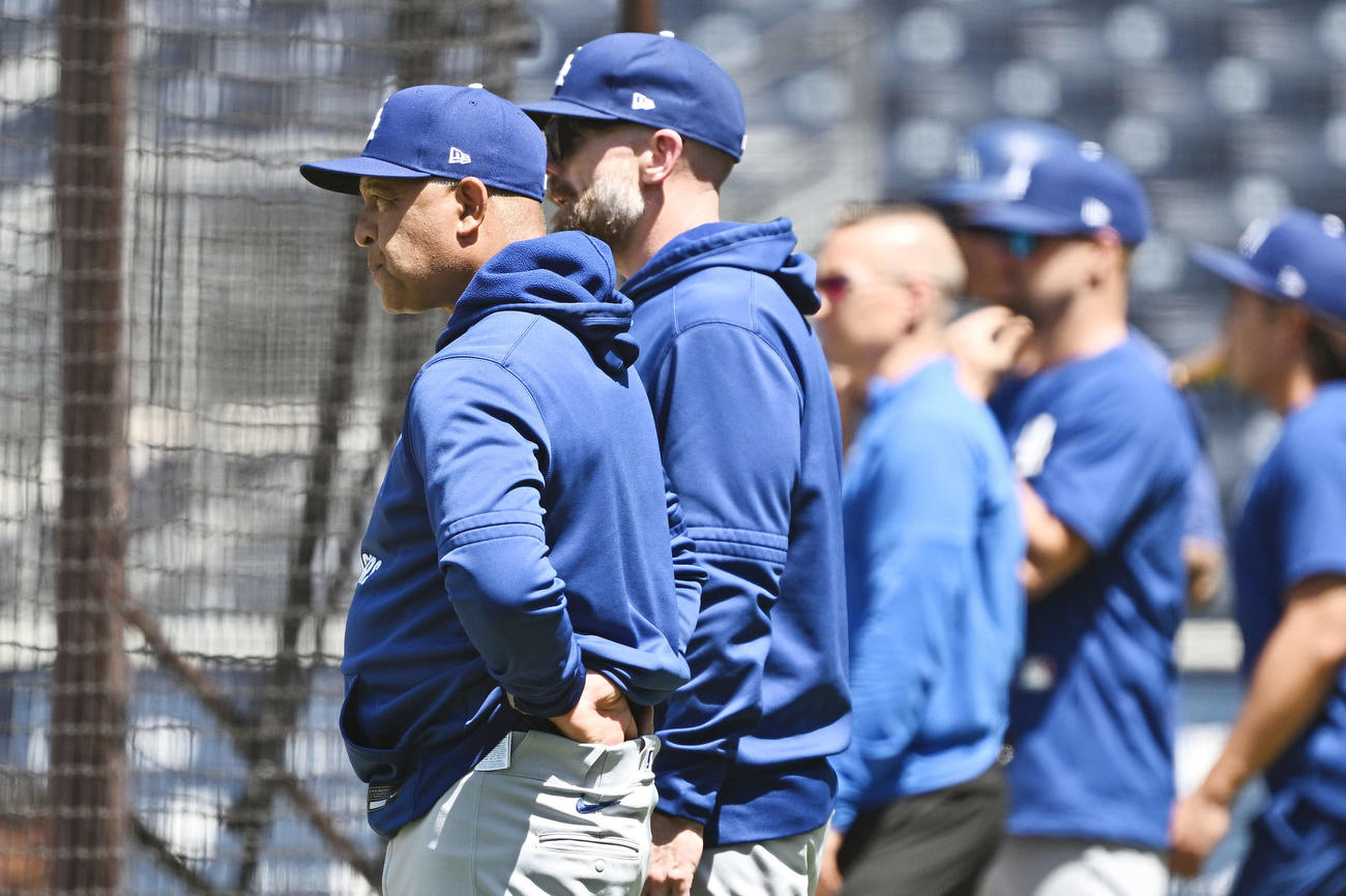 パドレス対ドジャース　試合前練習でライブBPをするドジャース大谷を見守るロバーツ監督（手前）ら（撮影・滝沢徹郎）