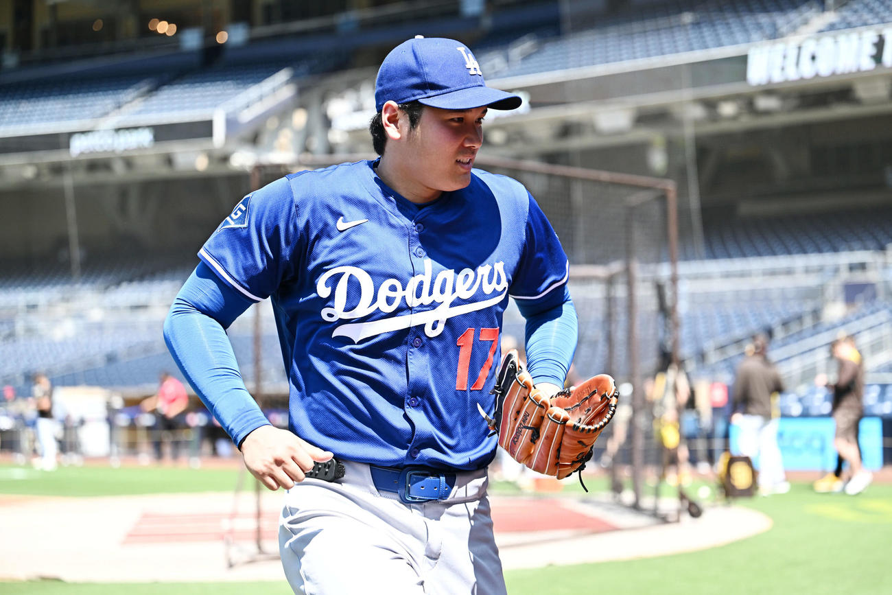 パドレス対ドジャース　試合前練習のライブBPを終え引き揚げるドジャース大谷（撮影・滝沢徹郎）